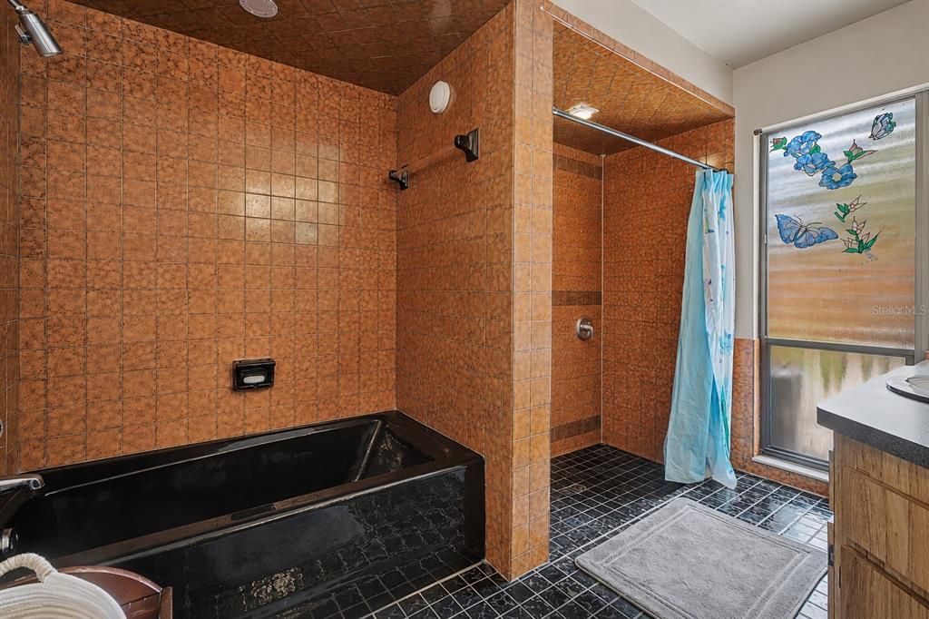 For Sale: $380,000 (2 beds, 2 baths, 1691 Square Feet)