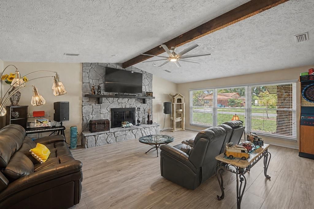 For Sale: $380,000 (2 beds, 2 baths, 1691 Square Feet)