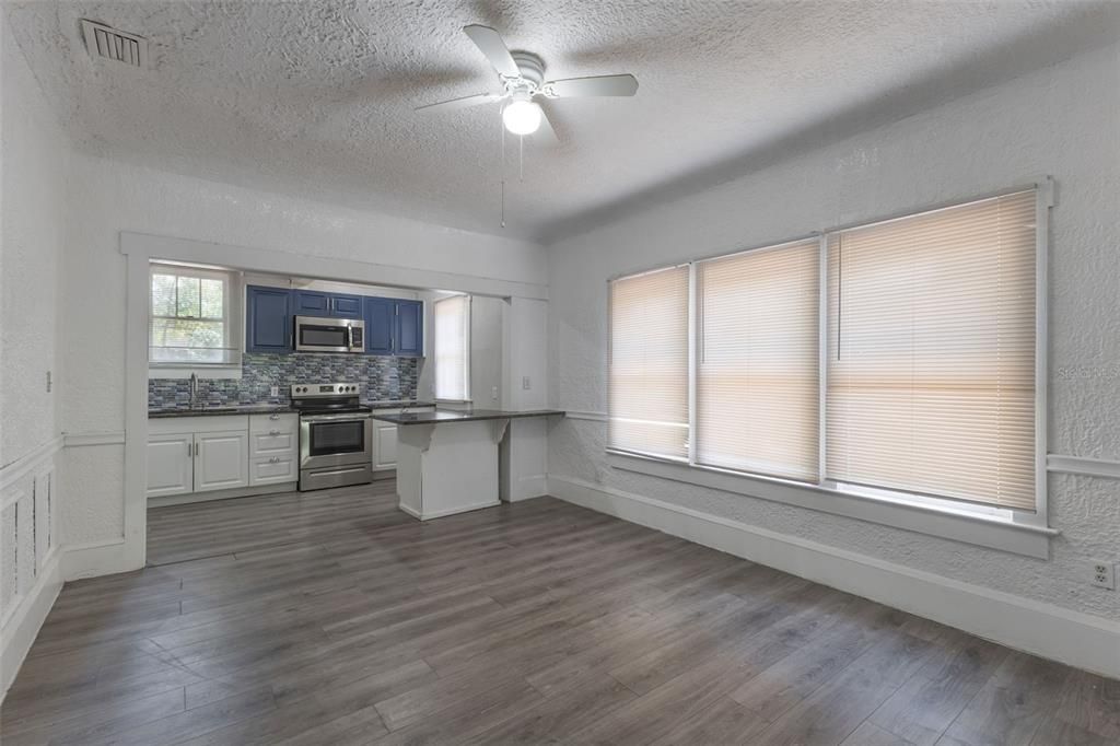 For Sale: $235,000 (2 beds, 1 baths, 944 Square Feet)