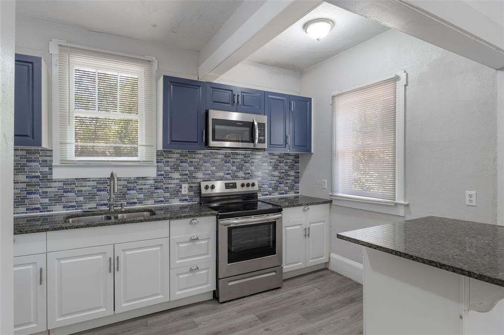 For Sale: $235,000 (2 beds, 1 baths, 944 Square Feet)