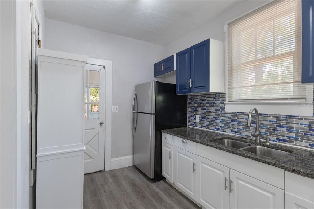 For Sale: $235,000 (2 beds, 1 baths, 944 Square Feet)