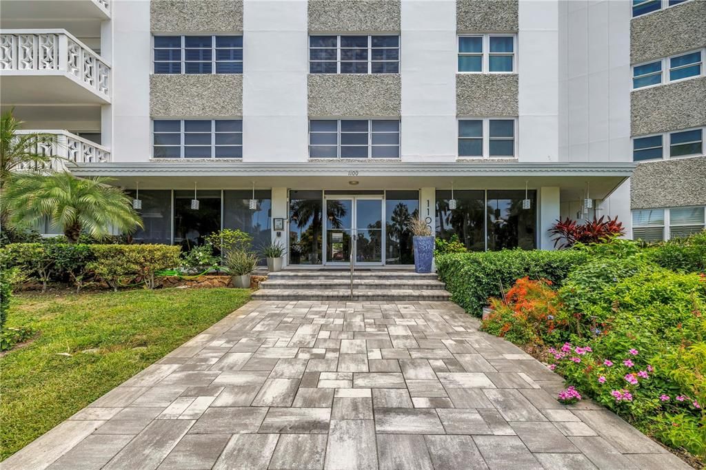 For Sale: $384,900 (1 beds, 1 baths, 730 Square Feet)