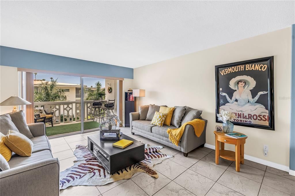 For Sale: $384,900 (1 beds, 1 baths, 730 Square Feet)