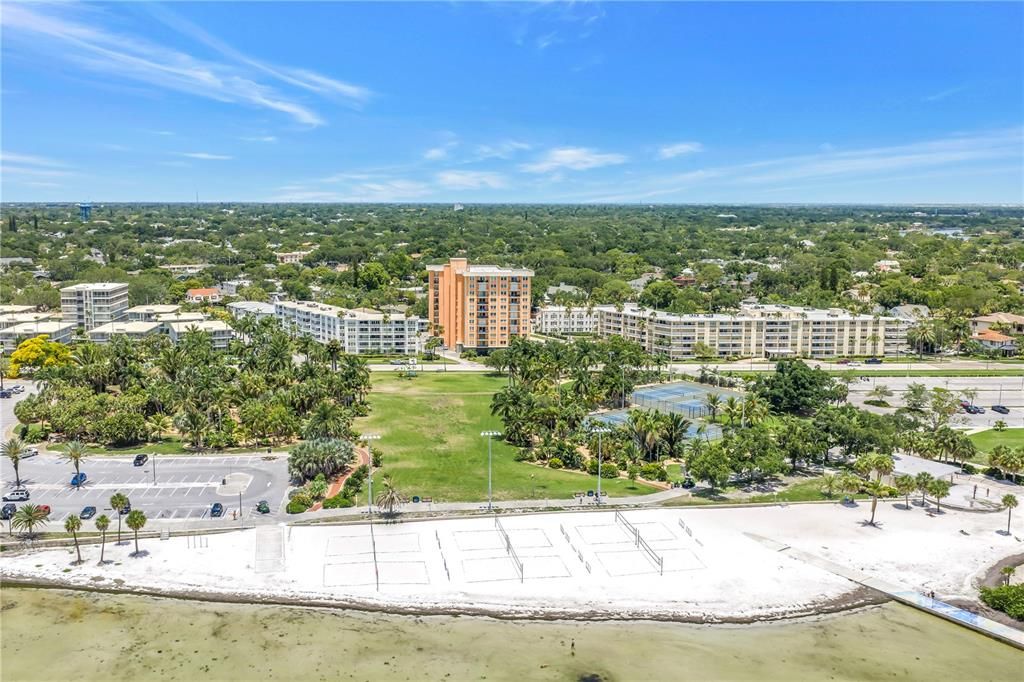 For Sale: $384,900 (1 beds, 1 baths, 730 Square Feet)