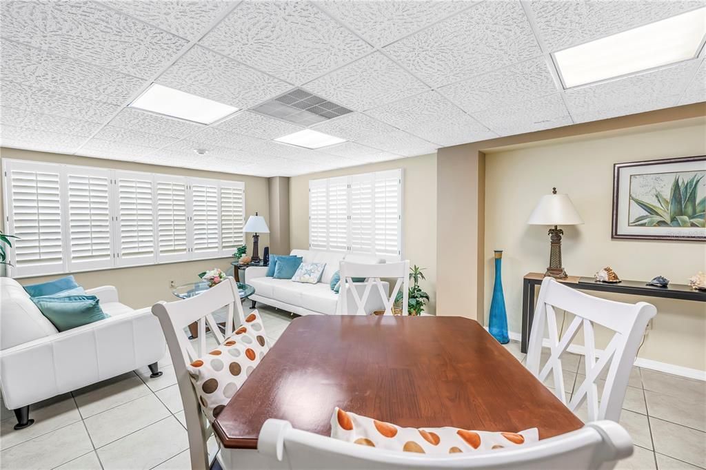 For Sale: $384,900 (1 beds, 1 baths, 730 Square Feet)