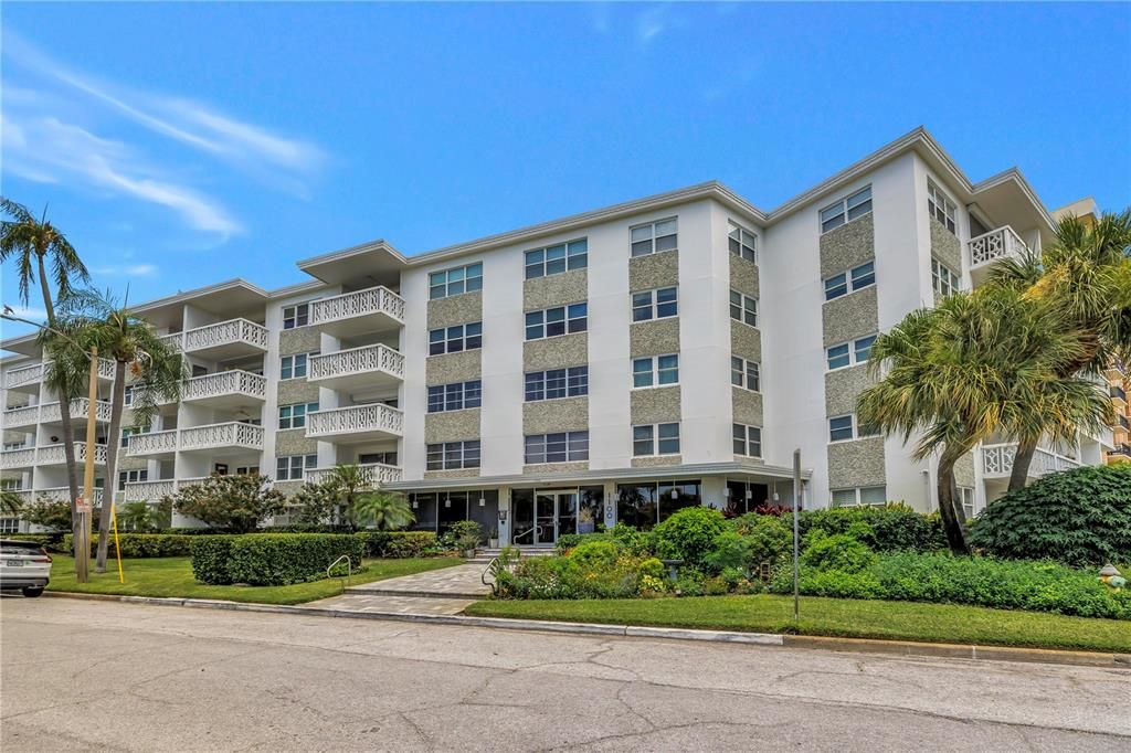 For Sale: $384,900 (1 beds, 1 baths, 730 Square Feet)