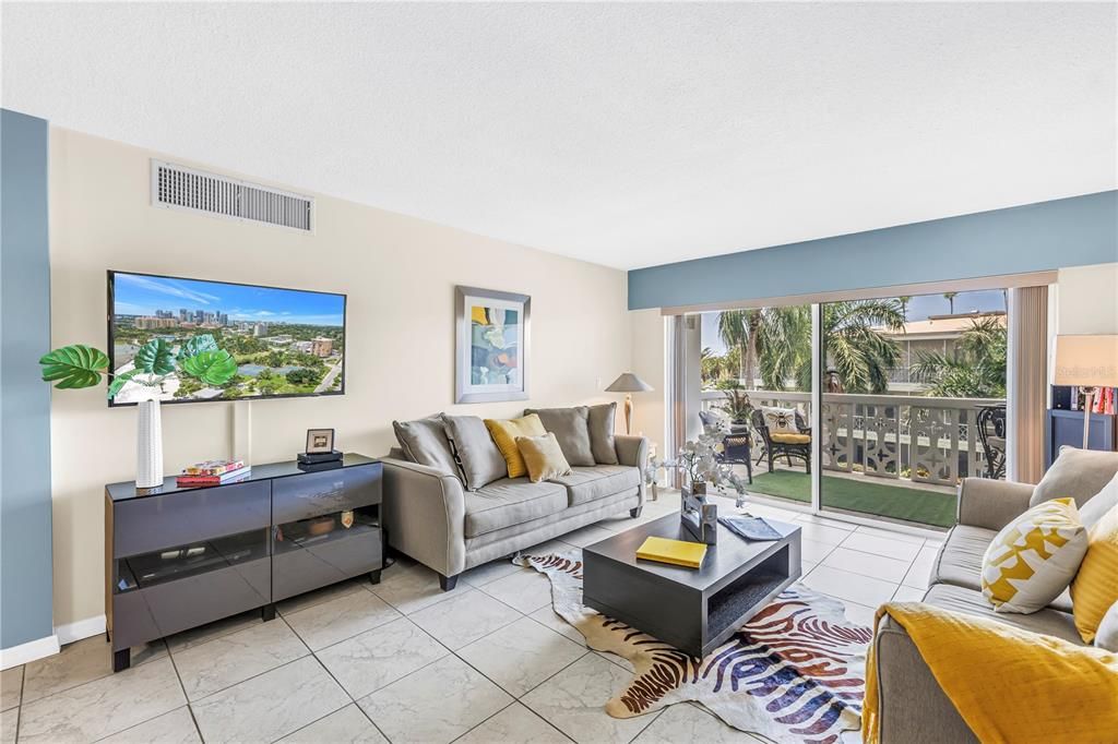 For Sale: $384,900 (1 beds, 1 baths, 730 Square Feet)