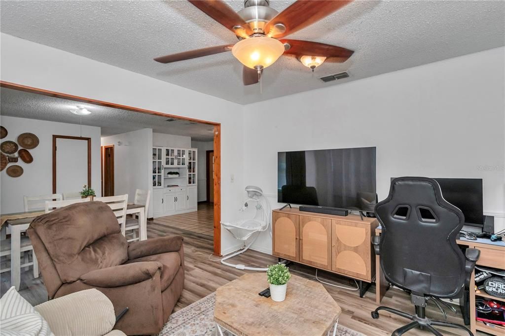 For Sale: $209,900 (3 beds, 1 baths, 1152 Square Feet)