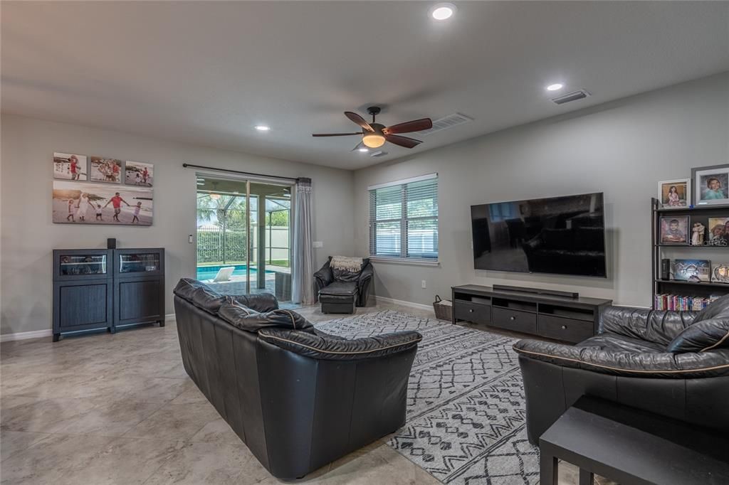 For Sale: $675,000 (5 beds, 2 baths, 3092 Square Feet)