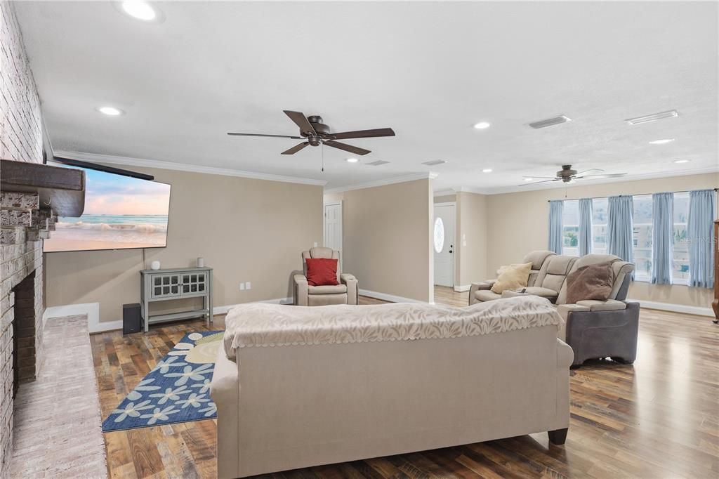 For Sale: $360,000 (4 beds, 2 baths, 2215 Square Feet)