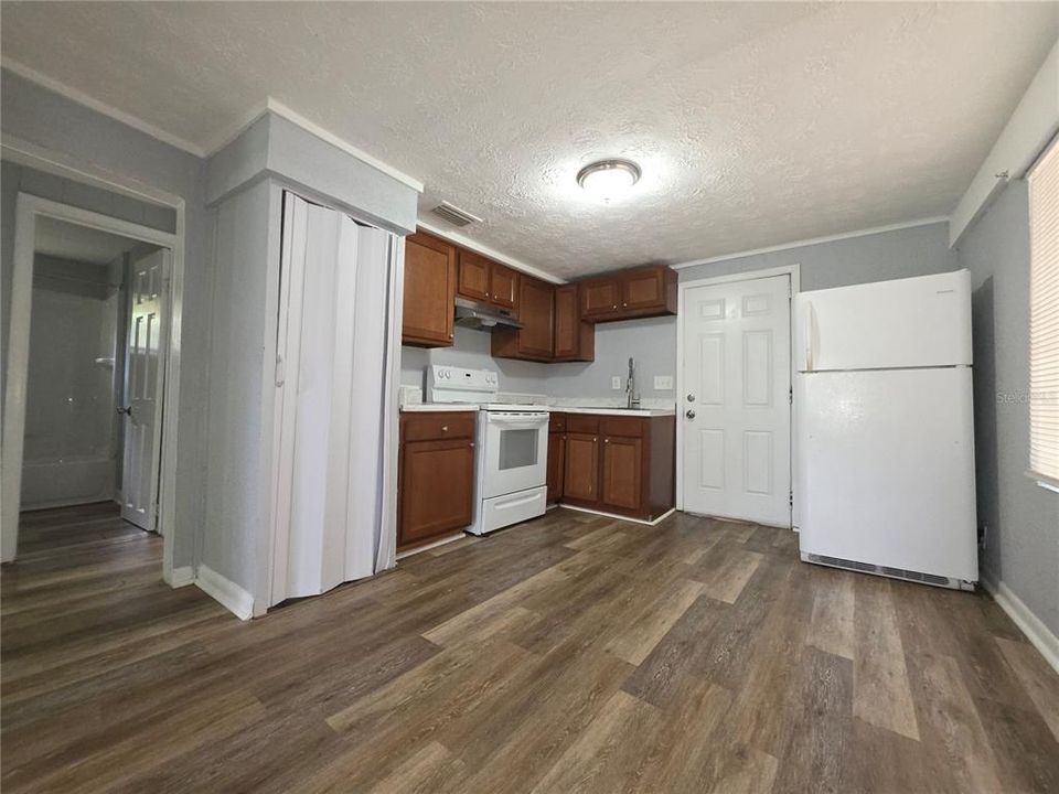 For Rent: $999 (2 beds, 1 baths, 712 Square Feet)