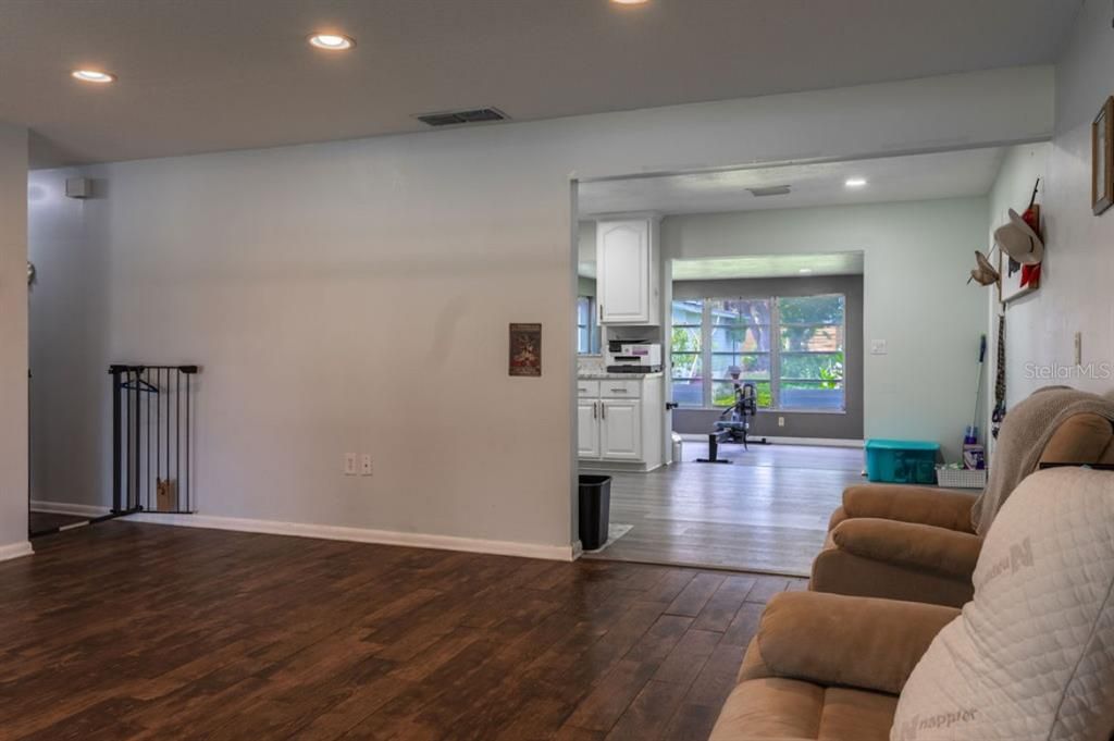 For Sale: $325,000 (2 beds, 1 baths, 1382 Square Feet)