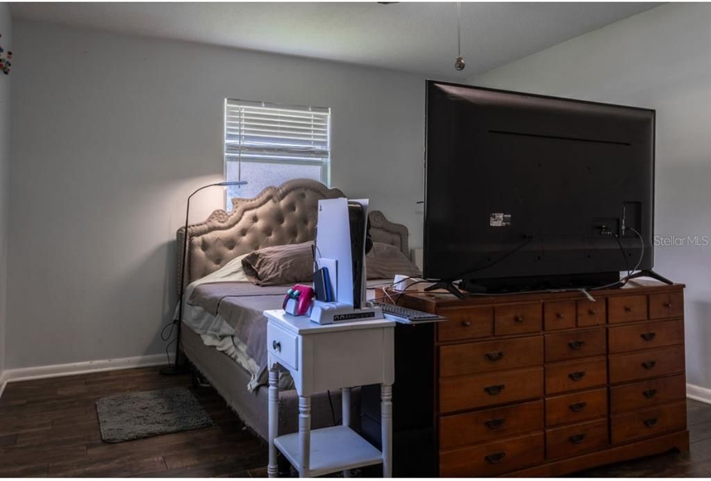 For Sale: $325,000 (2 beds, 1 baths, 1382 Square Feet)