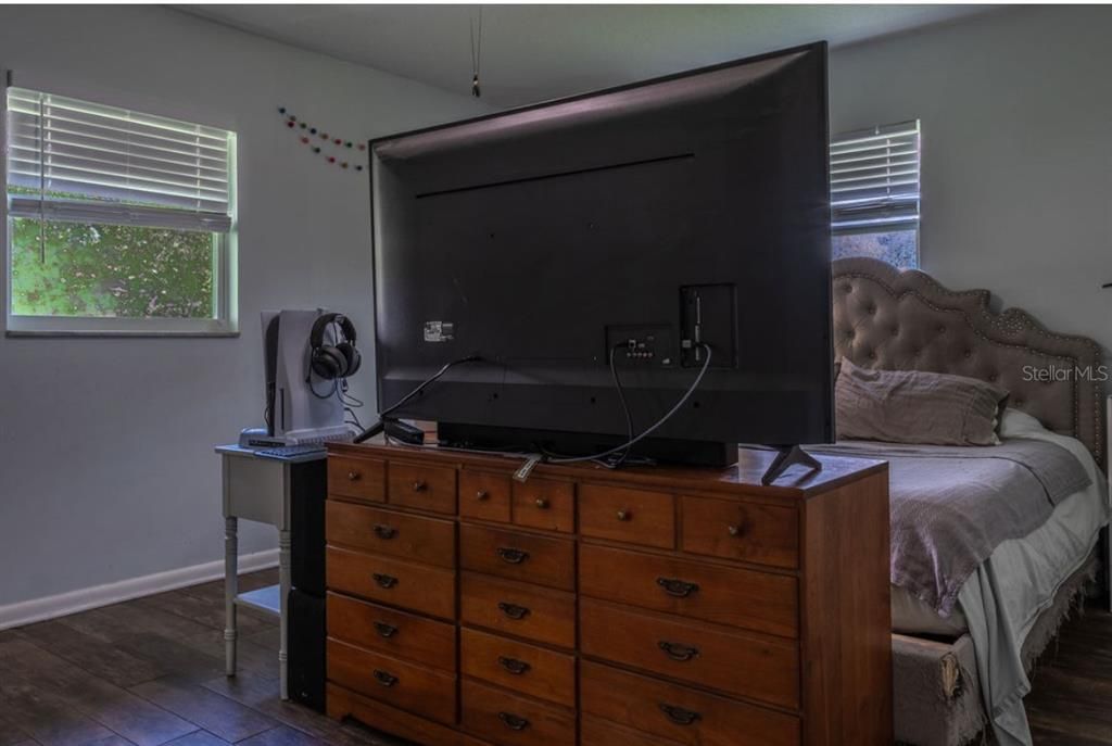 For Sale: $325,000 (2 beds, 1 baths, 1382 Square Feet)