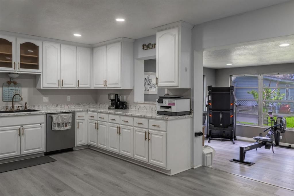 For Sale: $325,000 (2 beds, 1 baths, 1382 Square Feet)
