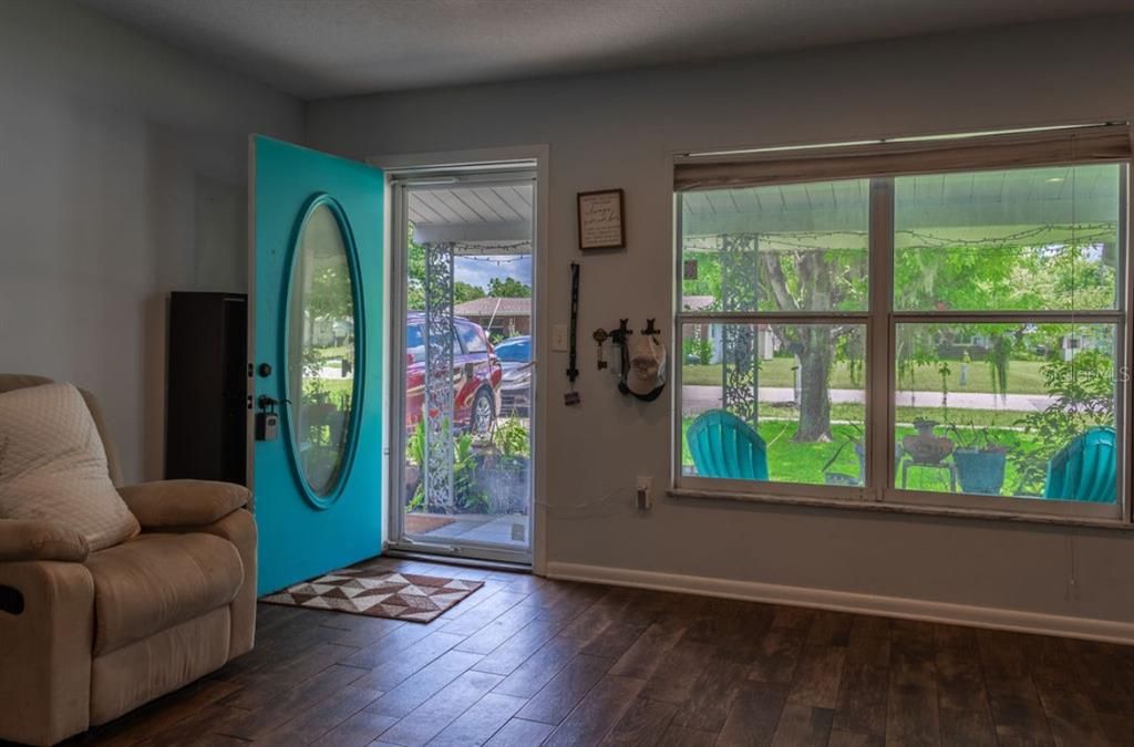 For Sale: $325,000 (2 beds, 1 baths, 1382 Square Feet)