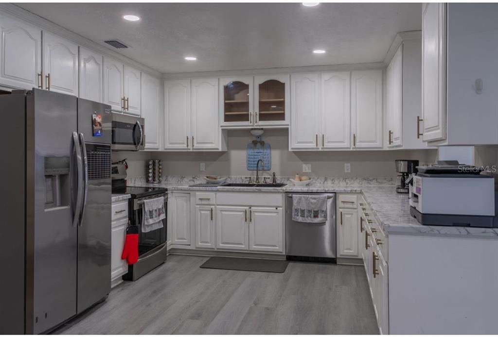 For Sale: $325,000 (2 beds, 1 baths, 1382 Square Feet)