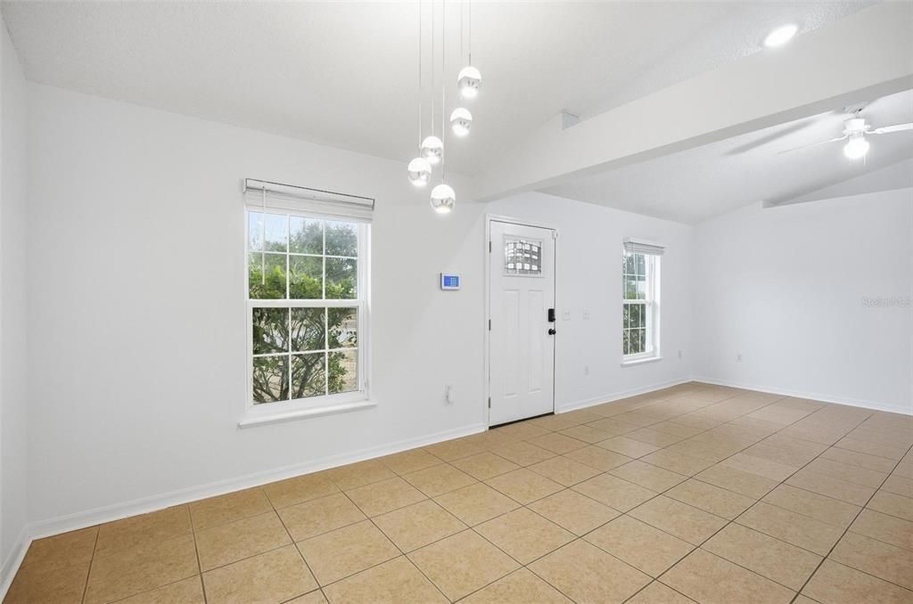For Rent: $1,900 (3 beds, 2 baths, 1619 Square Feet)
