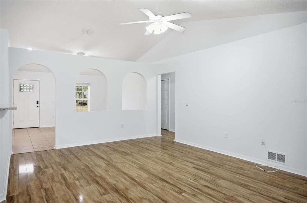 For Rent: $1,900 (3 beds, 2 baths, 1619 Square Feet)