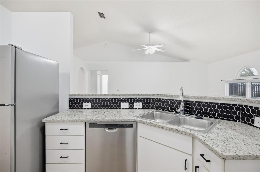 For Rent: $1,900 (3 beds, 2 baths, 1619 Square Feet)