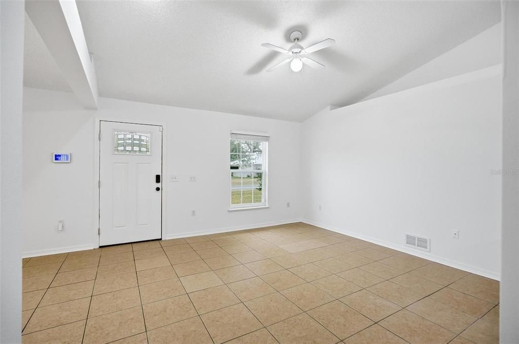 For Rent: $1,900 (3 beds, 2 baths, 1619 Square Feet)