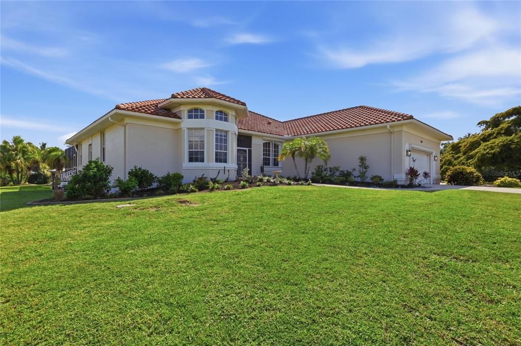 For Sale: $819,000 (3 beds, 2 baths, 2725 Square Feet)