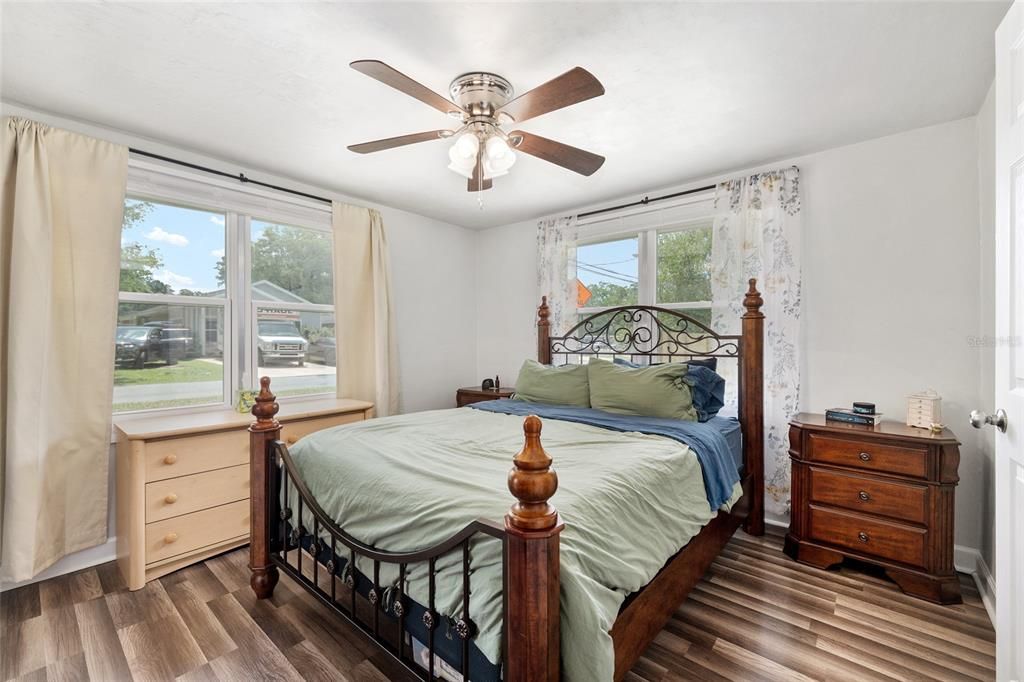 For Sale: $250,000 (2 beds, 1 baths, 780 Square Feet)