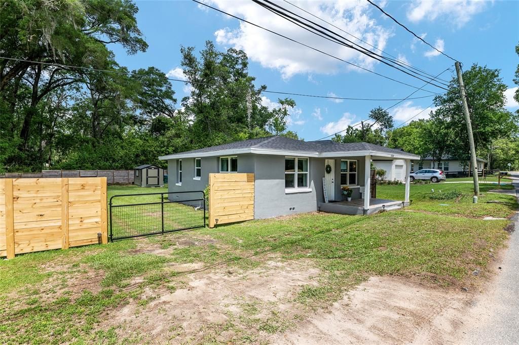 For Sale: $250,000 (2 beds, 1 baths, 780 Square Feet)