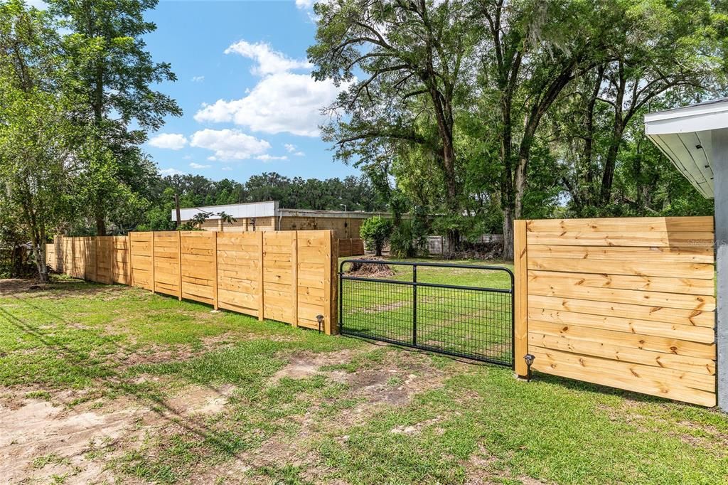 For Sale: $250,000 (2 beds, 1 baths, 780 Square Feet)