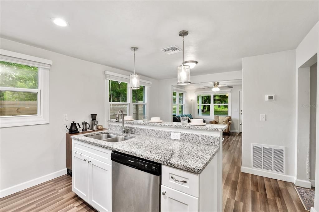 For Sale: $250,000 (2 beds, 1 baths, 780 Square Feet)