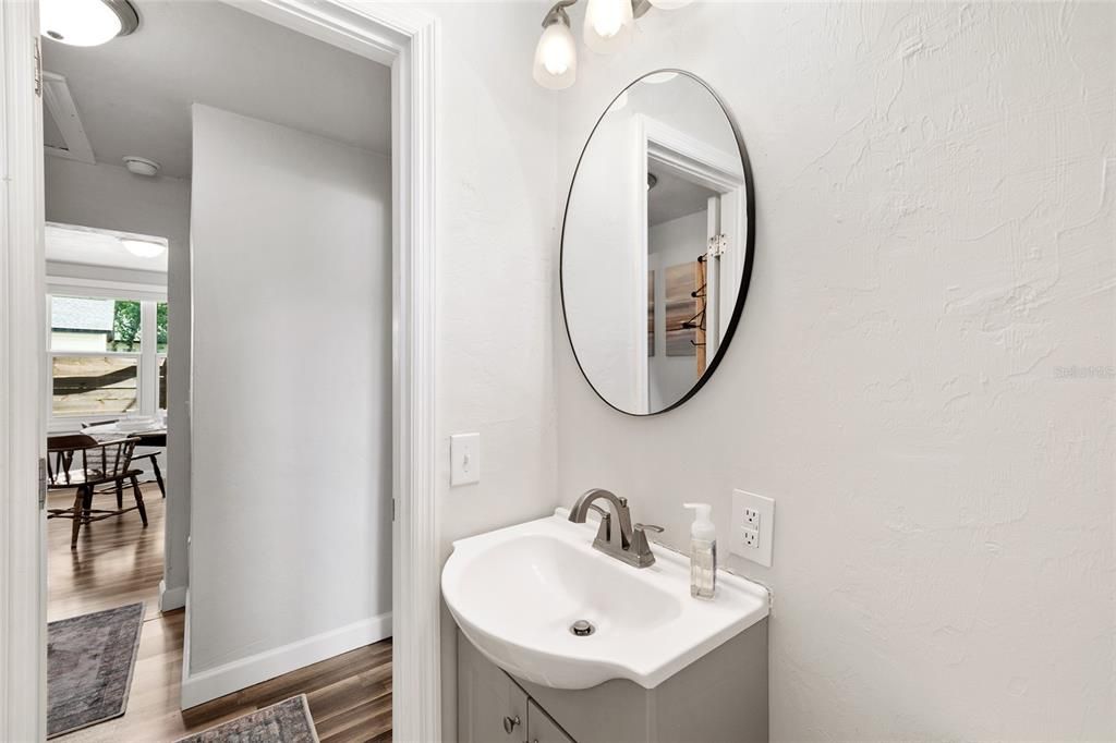 For Sale: $250,000 (2 beds, 1 baths, 780 Square Feet)