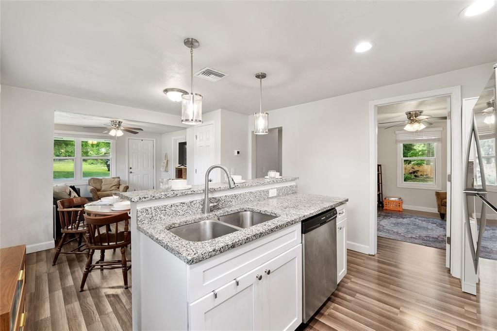 For Sale: $250,000 (2 beds, 1 baths, 780 Square Feet)