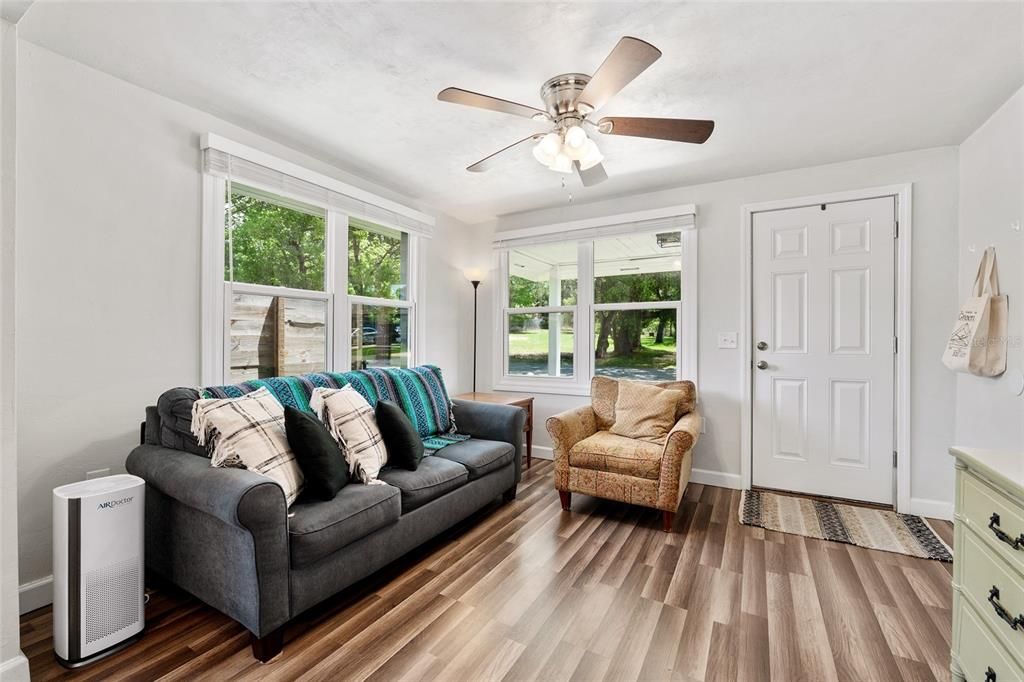For Sale: $250,000 (2 beds, 1 baths, 780 Square Feet)