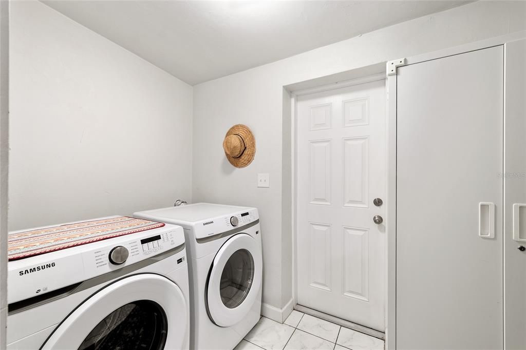 For Sale: $250,000 (2 beds, 1 baths, 780 Square Feet)