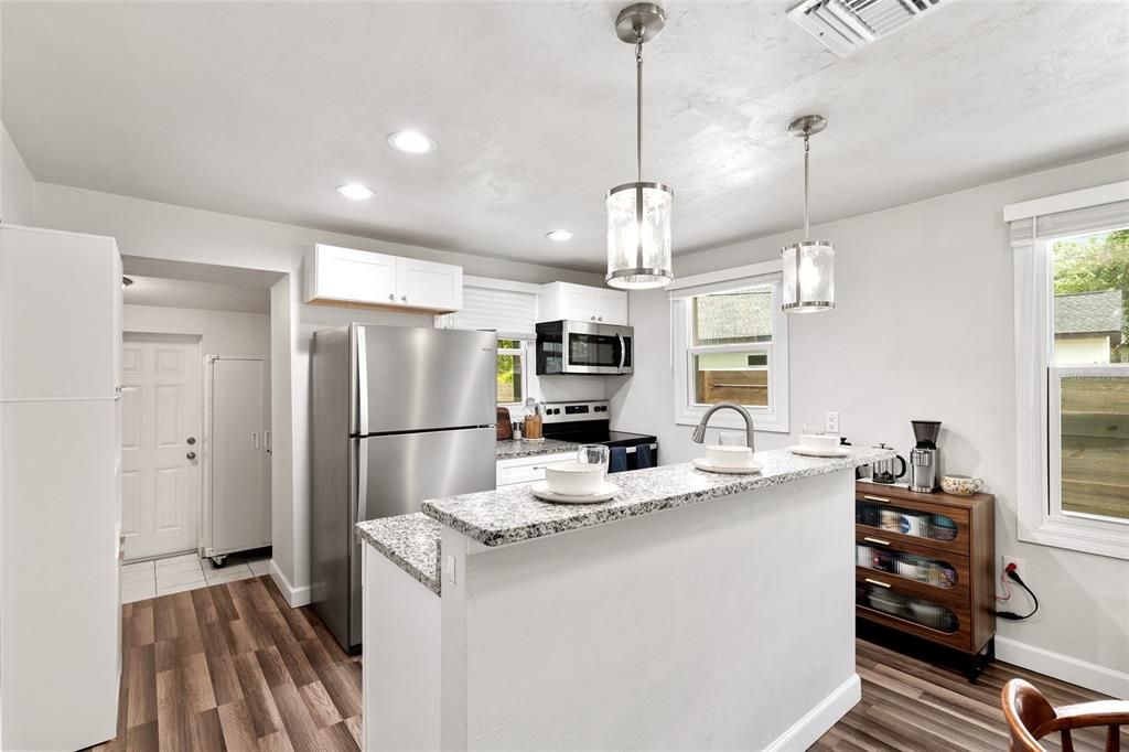 For Sale: $250,000 (2 beds, 1 baths, 780 Square Feet)