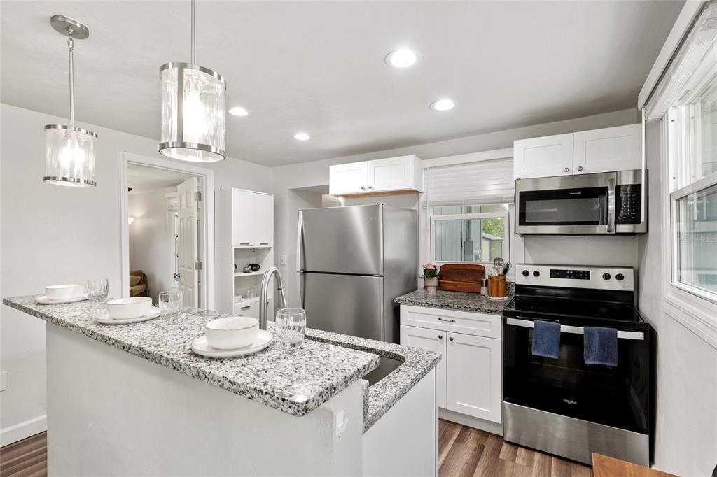 For Sale: $250,000 (2 beds, 1 baths, 780 Square Feet)