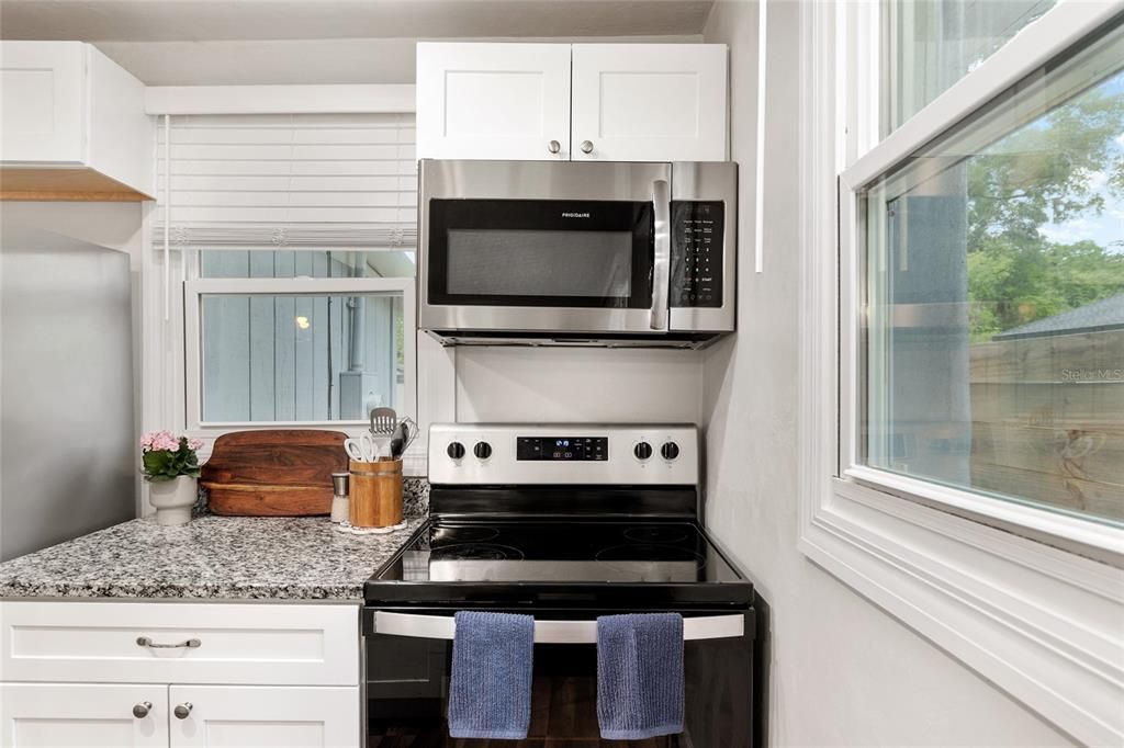 For Sale: $250,000 (2 beds, 1 baths, 780 Square Feet)