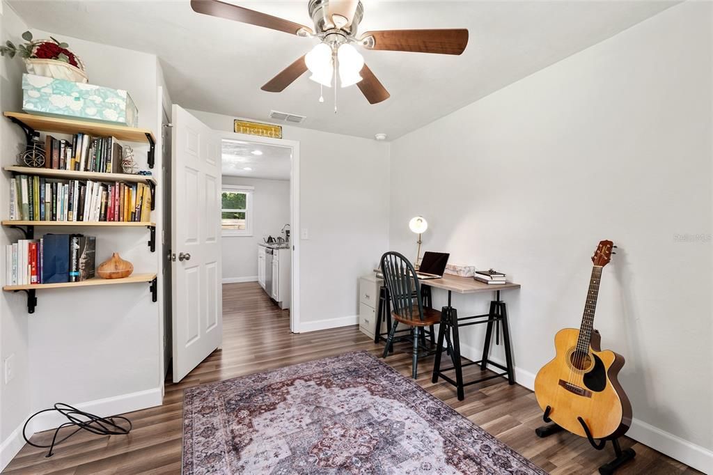 For Sale: $250,000 (2 beds, 1 baths, 780 Square Feet)