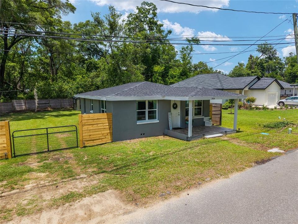 For Sale: $250,000 (2 beds, 1 baths, 780 Square Feet)