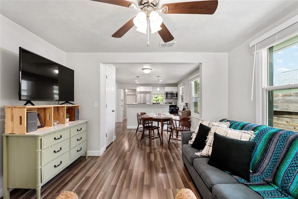 For Sale: $250,000 (2 beds, 1 baths, 780 Square Feet)