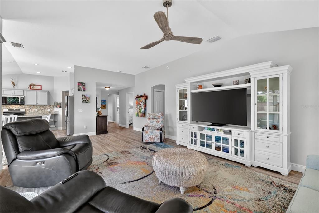 For Sale: $399,900 (3 beds, 2 baths, 1585 Square Feet)
