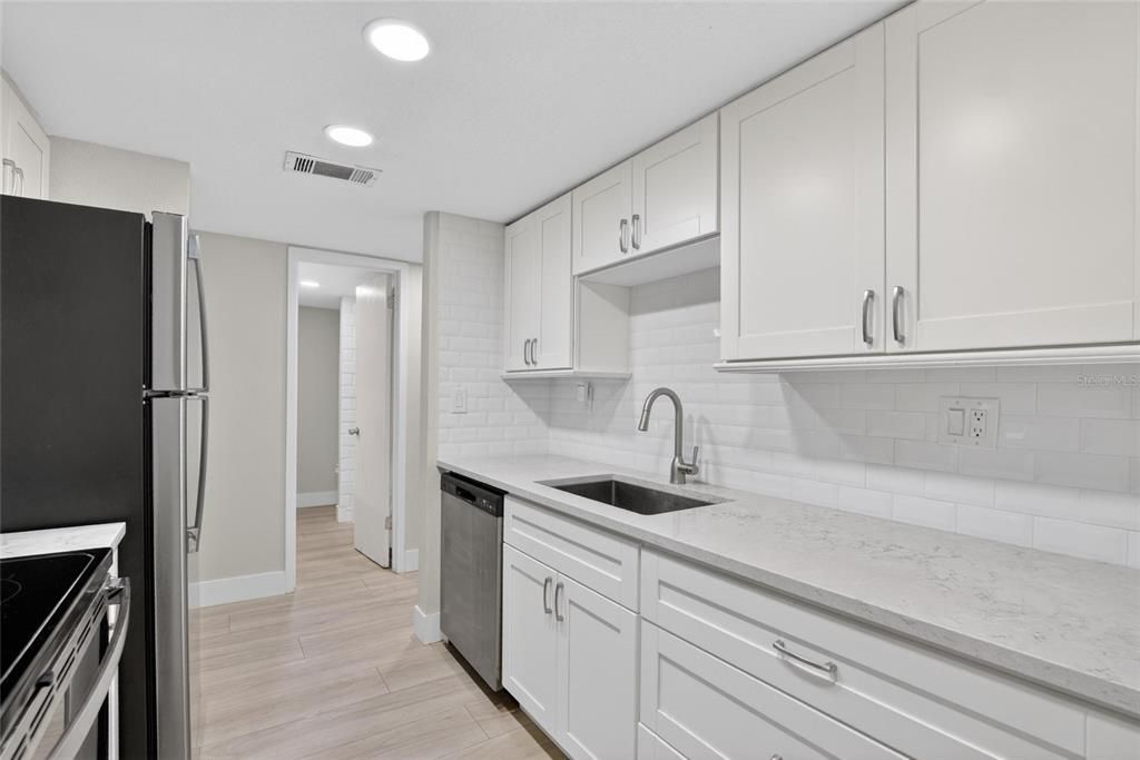 待售: $249,999 (2 贝兹, 2 浴室, 1050 平方英尺)