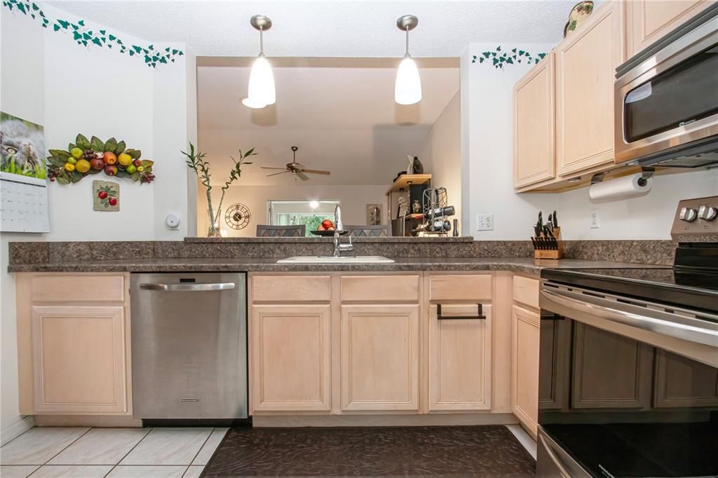 For Sale: $315,000 (2 beds, 2 baths, 1592 Square Feet)