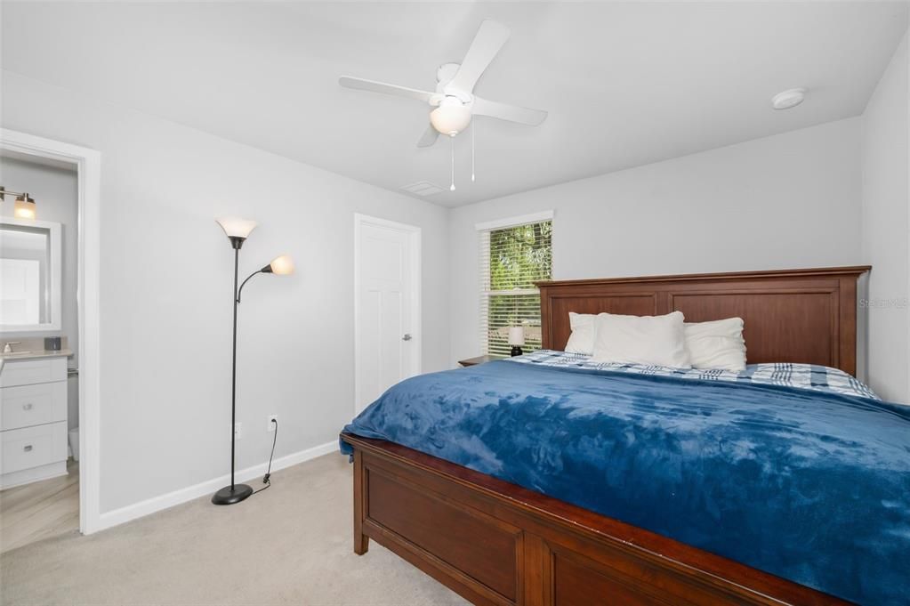 Activo con contrato: $699,900 (5 camas, 4 baños, 2144 Pies cuadrados)