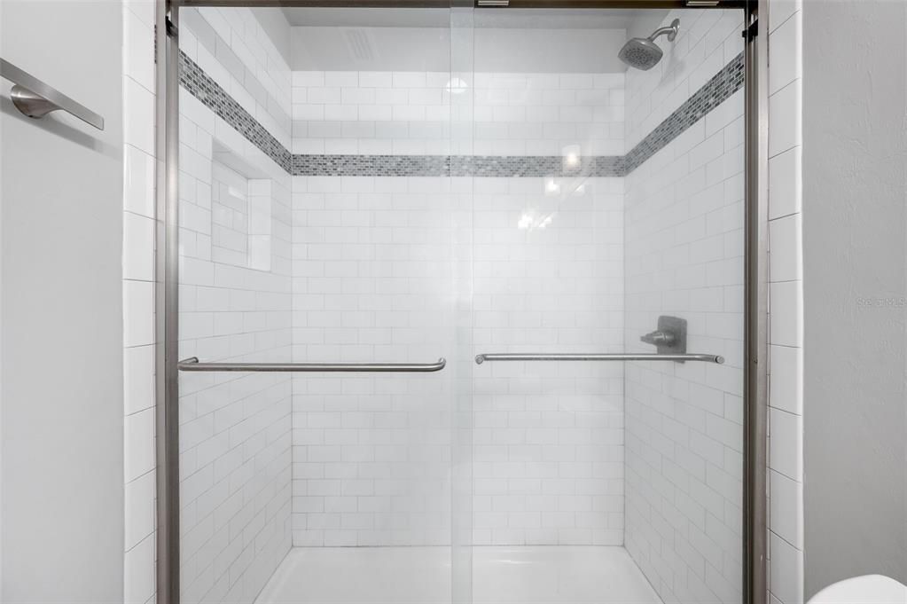 Activo con contrato: $699,900 (5 camas, 4 baños, 2144 Pies cuadrados)