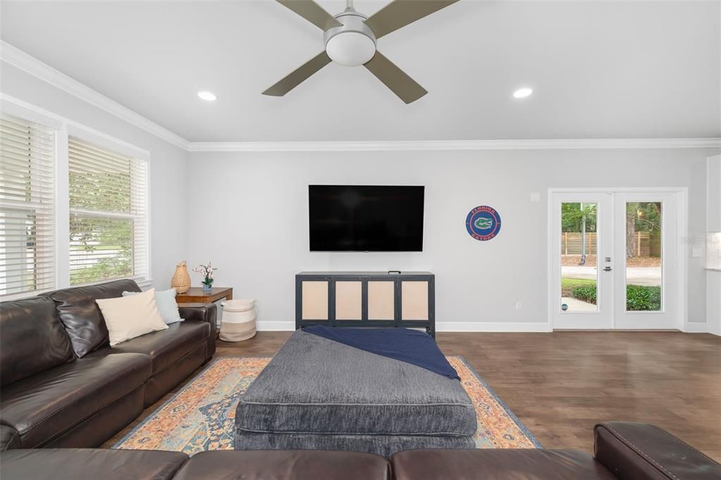 Activo con contrato: $699,900 (5 camas, 4 baños, 2144 Pies cuadrados)