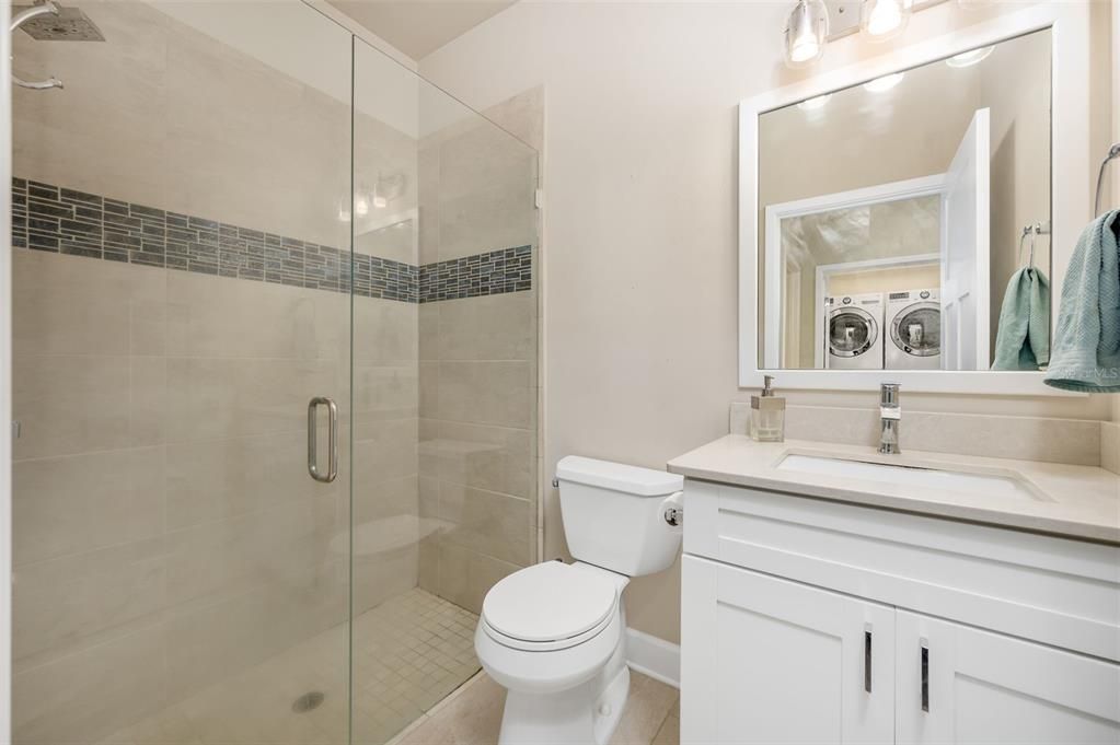 Activo con contrato: $699,900 (5 camas, 4 baños, 2144 Pies cuadrados)