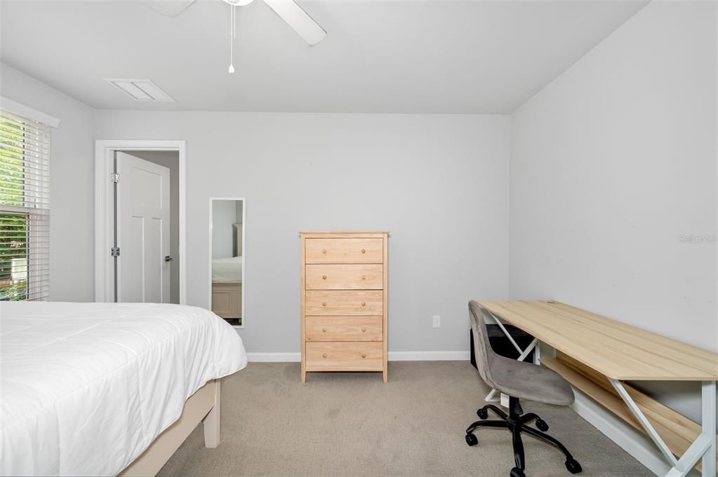 Activo con contrato: $699,900 (5 camas, 4 baños, 2144 Pies cuadrados)