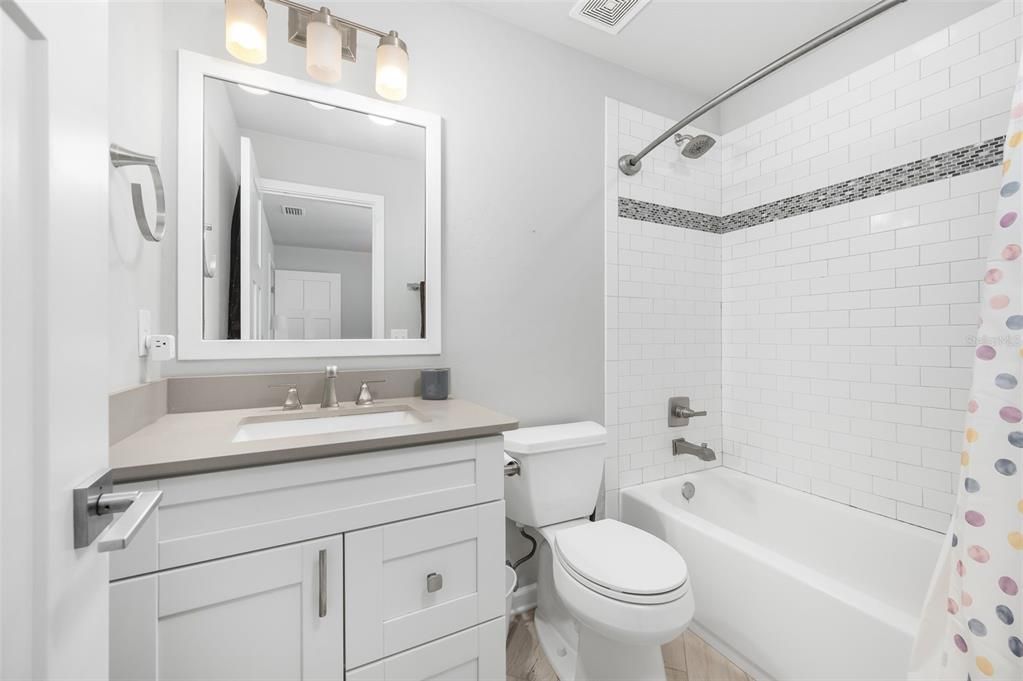 Activo con contrato: $699,900 (5 camas, 4 baños, 2144 Pies cuadrados)