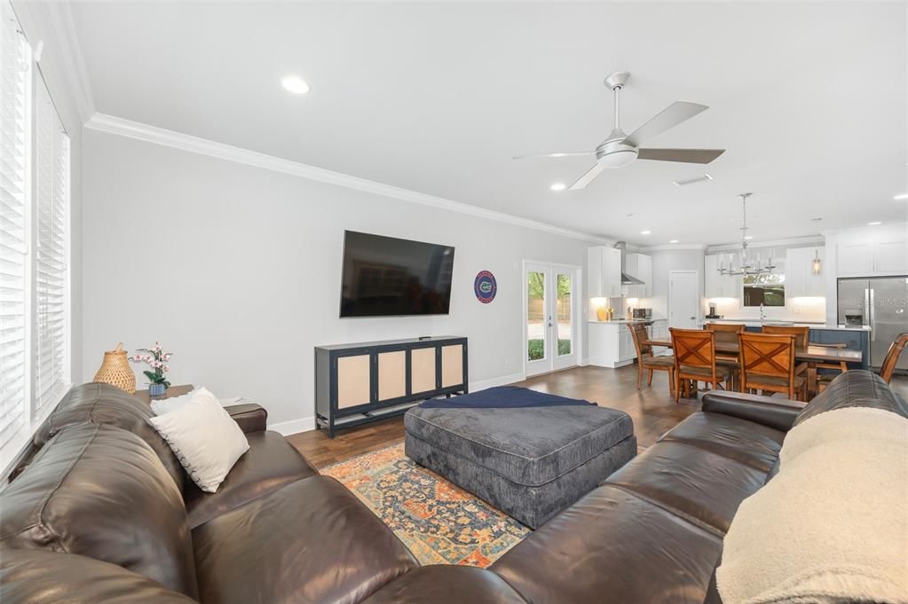 Activo con contrato: $699,900 (5 camas, 4 baños, 2144 Pies cuadrados)